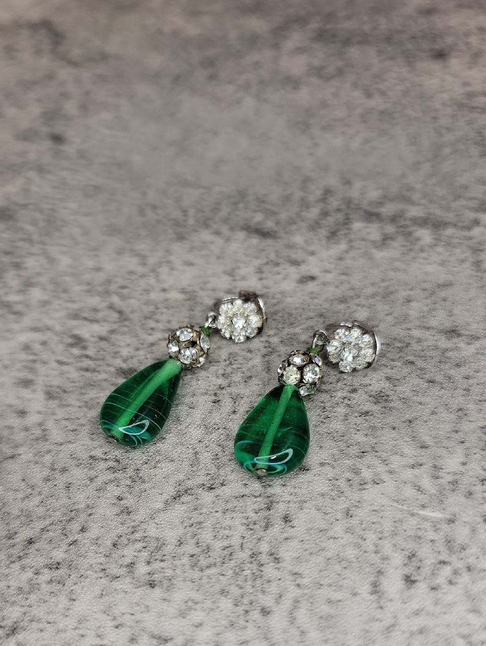 Vintage green bead and rhinestones clip on dangle earrings - Picture 2 of 7